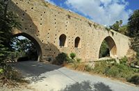 La ville d’Héraklion en Crète. Le pont-aqueduc de Spilia au-dessus des gorges de Sainte-Irène. Cliquer pour agrandir l'image dans Adobe Stock (nouvel onglet).