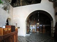 La côte nord de la commune d’Iérapétra en Crète. Église troglodytique de Moni Fanéroméni. Cliquer pour agrandir l'image dans Adobe Stock (nouvel onglet).