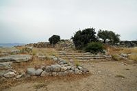 La côte nord de la commune d’Iérapétra en Crète. Escalier en L des ruines de Gournia. Cliquer pour agrandir l'image dans Adobe Stock (nouvel onglet).