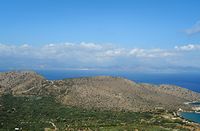 La côte nord de la commune d’Iérapétra en Crète. Plage de Tholos à Kavoussi vue depuis le belvédère de Platanos. Cliquer pour agrandir l'image dans Adobe Stock (nouvel onglet).