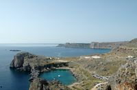 Vista sobre la bahía de Santo-Paul desde la acrópolis de Lindos en Rodas. Haga clic para ampliar la imagen en Adobe Stock (nueva pestaña).