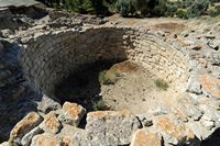 Le palais de Phaistos en Crète. Silo à grain ou koulourès. Cliquer pour agrandir l'image dans Adobe Stock (nouvel onglet).