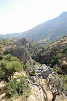 Le plateau du Lassithi en Crète. Les gorges d'Adrianos depuis le belvédère d'Ano Amygdali. Cliquer pour agrandir l'image dans Adobe Stock (nouvel onglet).