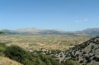 Le plateau du Lassithi en Crète. Le village de Psychro et le nord du plateau vus depuis la grotte. Cliquer pour agrandir l'image dans Adobe Stock (nouvel onglet).