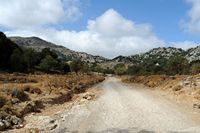 Le plateau du Lassithi en Crète. L'arrivée du chemin muletier. Cliquer pour agrandir l'image dans Adobe Stock (nouvel onglet).