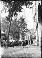 Foule devant l'Auberge d'Auvergne à Rhodes, photographiée par Lucien Roy vers 1911. Cliquer pour agrandir l'image.