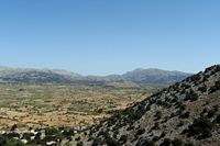 La province du Lassithi en Crète. Le plateau du Lassithi vu depuis la grotte de Psychro. Cliquer pour agrandir l'image.