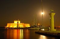 Le fort Saint-Nicolas à Rhodes, de nuit. Cliquer pour agrandir l'image.