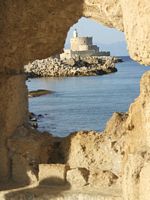 Le fort Saint-Nicolas vu depuis les remparts de Rhodes. Cliquer pour agrandir l'image.