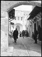 L'Hôpital des Chevaliers à Rhodes vers 1911 vu depuis la Porte Byzantine. Cliquer pour agrandir l'image.