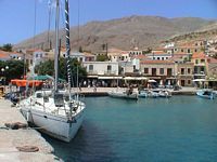 Port van het eiland Chalki in Rhodos. Klikken om het beeld te vergroten.