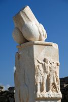 Le sanctuaire d'Apollon à Délos en Grèce. Phallus du temple de Dionysos (auteur Gradiva). Cliquer pour agrandir l'image.