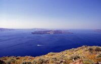 L'îlot de Néa Kaméni à Santorin. Vue à partir de Fira. Cliquer pour agrandir l'image.