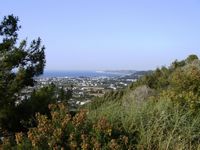 Vue sur la côte occidentale depuis le monastère de Filérimos à Rhodes. Cliquer pour agrandir l'image.