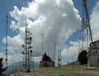 Antenas à cimeira do monte Profitis Ilias à Rodes. Clicar para ampliar a imagem.