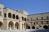 Cour intérieure du palais des Grands Maîtres à Rhodes. Cliquer pour agrandir l'image.