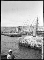 O porto de comércio de Rodes por volta de 1911. Clicar para ampliar a imagem.