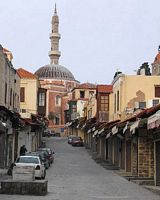 Oude straat van de markt in Rhodos. Klikken om het beeld te vergroten.