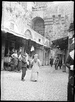 De straat aan de voet van de wallen van Rhodos, fotografeert van Lucien Roy omstreeks 1911. Klikken om het beeld te vergroten.
