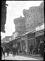 De straat aan de voet van de omloop in Rhodos, fotografeert van Lucien Roy omstreeks 1911. Klikken om het beeld te vergroten.