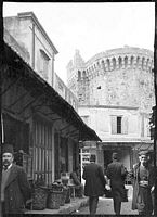 De straat aan de voet van een omloop in Rhodos, fotografeert van Lucien Roy omstreeks 1911. Klikken om het beeld te vergroten.