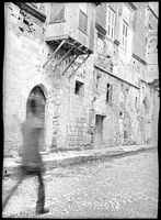 Fachada, Rua dos Cavaleiros à Rodes, fotografa Lucien Roy por volta de 1911. Clicar para ampliar a imagem.