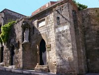 La rue des Chevaliers à Rhodes. Église Agia Triada, chapelle de la langue de France. Cliquer pour agrandir l'image.