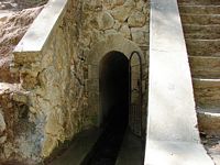 Tunnel van het dal van de zeven bronnen in Rhodos. Klikken om het beeld te vergroten.
