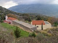 Le village d’Agia Galini en Crète. Le monastère du Saint-Esprit à Kissos (auteur C. Messier). Cliquer pour agrandir l'image.