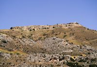 Le village d'Agia Varvara en Crète. La colline de Patéla à Prinias (auteur C. Messier). Cliquer pour agrandir l'image.