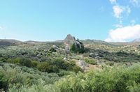 Le village d'Agia Varvara en Crète. Le rocher de Prinias. Cliquer pour agrandir l'image.