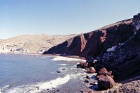 Le village d'Akrotiri à Santorin. La plage rouge. Cliquer pour agrandir l'image.