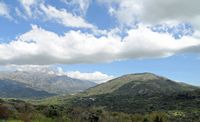 Le village d’Amari en Crète. Le village d'Amari et le mont Samitos vus depuis Meronas. Cliquer pour agrandir l'image.