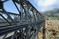 Le village d’Anopoli en Crète. Le viaduc Varadinogiannis au-dessus des gorges d'Aradaina. Cliquer pour agrandir l'image.