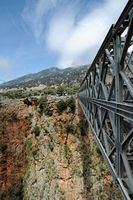 Le village d’Anopoli en Crète. Le viaduc Varadinogiannis au-dessus des gorges d'Aradaina. Cliquer pour agrandir l'image.