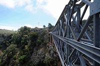 Le village d’Anopoli en Crète. Le viaduc Varadinogiannis au-dessus des gorges d'Aradaina. Cliquer pour agrandir l'image.