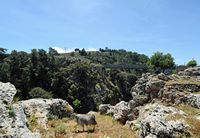 Le village d’Anopoli en Crète. Le viaduc vu depuis le village abandonné d'Aradaina. Cliquer pour agrandir l'image.