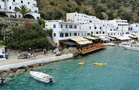 Le village d’Anopoli en Crète. Tavernes du port de Loutro. Cliquer pour agrandir l'image.