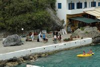 Le village d’Anopoli en Crète. Tavernes du port de Loutro. Cliquer pour agrandir l'image.