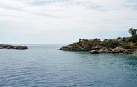 Le village d’Anopoli en Crète. La baie de Loutro et l'îlot de Fanari. Cliquer pour agrandir l'image.