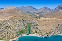 La ville de Spili en Crète. Vue aérienne par drone du cours inférieur du fleuve Megalopotamos (auteur Strakhov). Cliquer pour agrandir l'image.