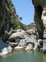 Le village d’Assomatos en Crète. Les gorges de Preveli obstruées par des rochers (auteur Olaf Tausch). Cliquer pour agrandir l'image.