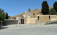 Le village d’Assomatos en Crète. L'entrée du monastère de Preveli. Cliquer pour agrandir l'image.