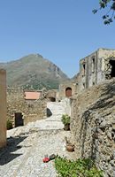 Le village d’Assomatos en Crète. Le monastère Moni Preveli d'En bas. Cliquer pour agrandir l'image.