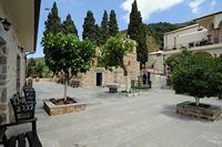 Le village d’Avdou en Crète. La cour du monastère et la colonne de Constantinople de la Panagia Kardiotissa à Kéra. Cliquer pour agrandir l'image.