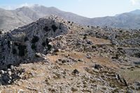 Le village d’Avdou en Crète. Les monts Karfi et Selena près de Kera (auteur Schuppi). Cliquer pour agrandir l'image.