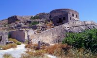 L’île de Spinalonga en Crète. La muraille du sud de la forteresse de Spinalonga. Cliquer pour agrandir l'image.