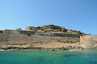 L’île de Spinalonga en Crète. Le semi-bastion de Scaramelli de la forteresse de Spinalonga. Cliquer pour agrandir l'image.