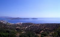 Le village d’Élounda en Crète. La presqu'île de Spinalonga. Cliquer pour agrandir l'image.