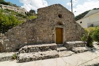 Le village de Fourfouras en Crète. L'église Notre-Dame de Platania (auteur Géoparc du Psiloritis). Cliquer pour agrandir l'image.